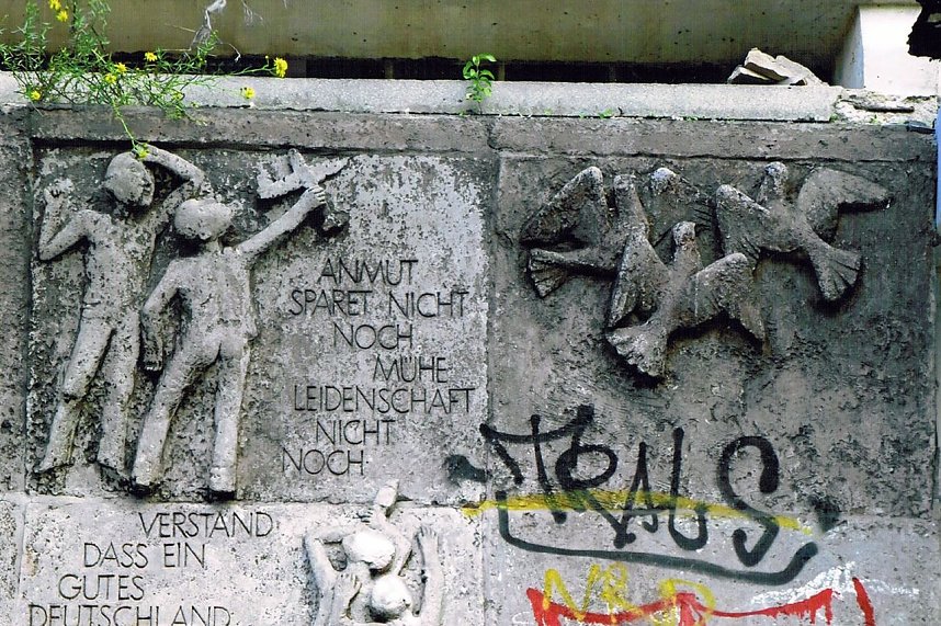 Die oberen zwei Reliefplatten