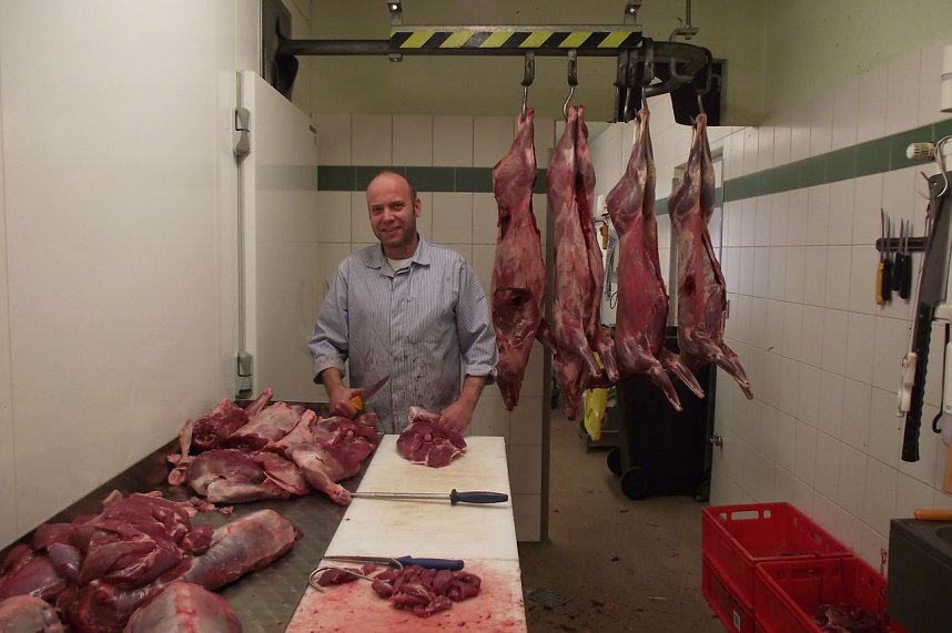  Fleischermeister Jens Cotta in Aktion. 75 St&uuml;ck Rehwild blieben bei der Dr&uuml;ckjagd am vergangene Wochenende auf der Strecke. Ist die Decke abgezogen, geht es an die Zerlegung.