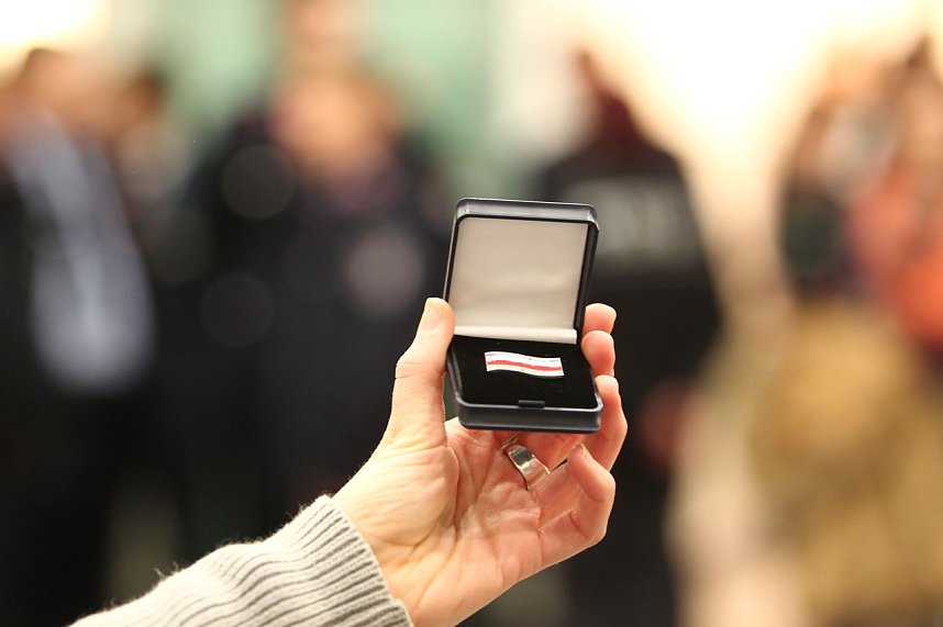 Erinnerungsabzeichen &uuml;berreicht