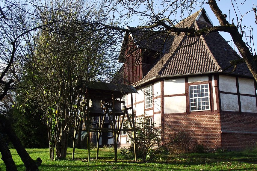 F&uuml;r einen neuen Turm reichte das Geld nicht. Ein Glockenstuhl wurde gebaut und das Gel&auml;ut darin integriert.