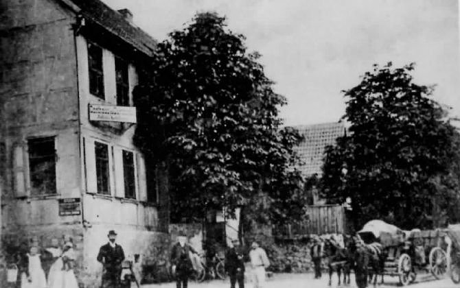 Nur noch Geschichte ist die ehemalige Gastst&auml;tte Zur Erholung mit den stattlichen Kastanienb&auml;umen davor. Auf dem Saal  fanden Tanzveranstaltungen und Filmvorf&uuml;hrungen statt. Gespanne fuhren vor.