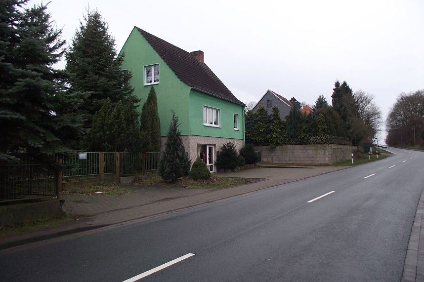 Nichts erinnert mehr an l&auml;ngst vergangenen Zeiten. An gleicher Stelle fotografiert ergibt sich heute ein v&ouml;llig anderes Motiv. Anstelle der Gastst&auml;tte steht ein h&uuml;bsches Wohnhaus.