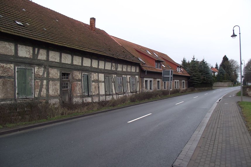 Das Gutshaus in unseren Tagen. Aus dem hinteren Stallgeb&auml;ude wurden, derzeit  leer stehend, Wohnungen. Das Gutshaus davor ist jetzt nur noch ein einziger Schandfleck.