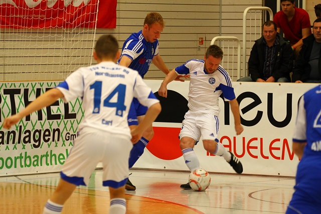 Fu&szlig;ball unterm Hallendach