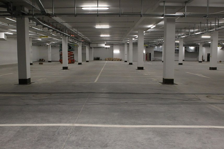 Blick ins Innere: Parkdeck im Untergeschoss