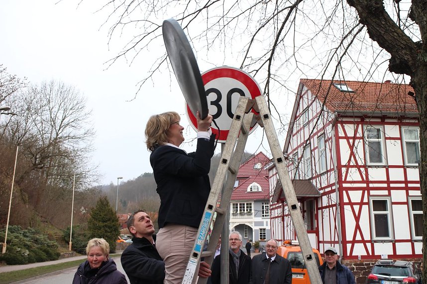 Staatssekretr&auml;in Inge Klaan gibt das Schild frei