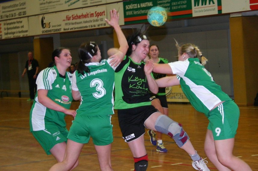 Diana B&uuml;ckert sah sich mehrfach h&auml;rtester Gegenwehr ausgesetzt, warf dennoch vier Tore.