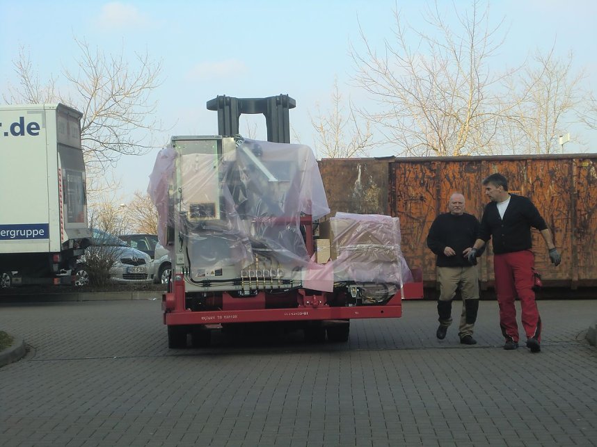 Transport des Linearbeschleunigers mit Gabelstabler 
