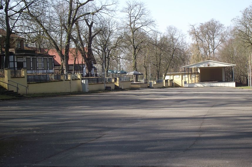 Der einzige Ort, der momentan einen gepflegten Eindruck hinterl&auml;sst, ist der Gehegeplatz. Hier wogte es in alten Zeiten auf und a von fr&ouml;hlichen Menschen, die gern�die�Gehegekonzerte�besuchten.