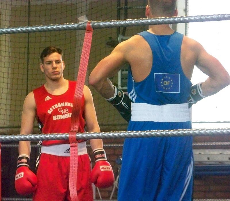 Volle Konzentration: Im Finale standen sich Patrick Esther (NSV/rotes Dress) und der Eichsfelder Angelo Schenk gegen&uuml;ber.