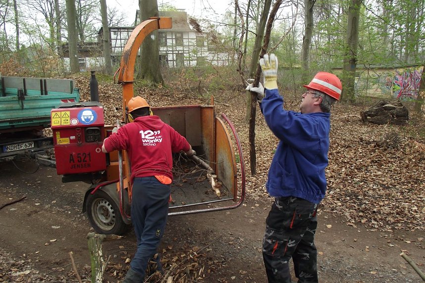 Zahlreiche zusammengetragenen &Auml;ste gingen gleich durch den Schredder.