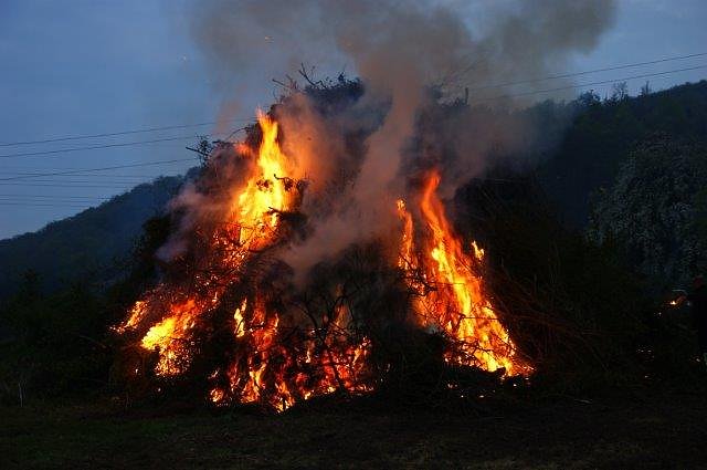 Osterfeuer in Obergebra