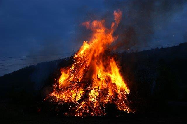 Osterfeuer in Obergebra