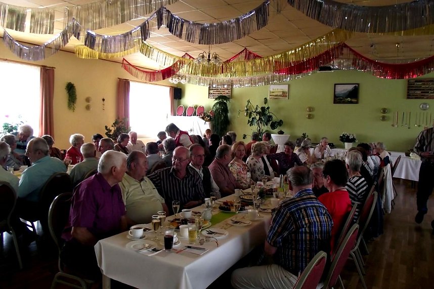 An festlich gedeckten Tafel, f&uuml;r die Gastwirtin Steffi Spie&szlig; gesorgt hatte, nahmen die heute schon betagten ehemaligen Sch&uuml;lerinnen und Sch&uuml;ler Platz.