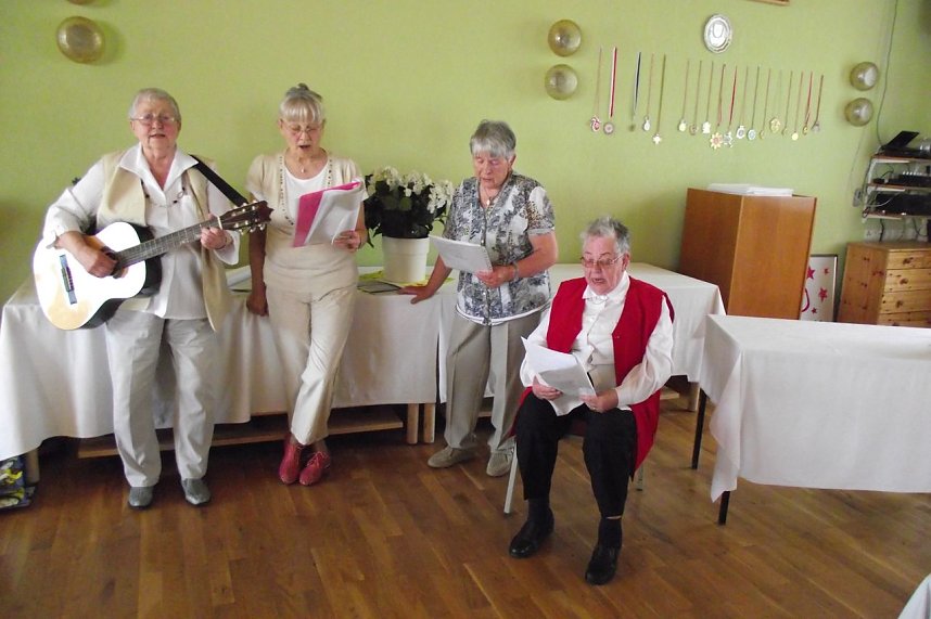 Im Quartett sangen Erika Hoyer, Adelheid Quiel, Inge Schieke und Margrit Walter das von Fritz Becker vor langer Zeit geschriebene Hohelied auf sein geliebtes Heimatdorf.