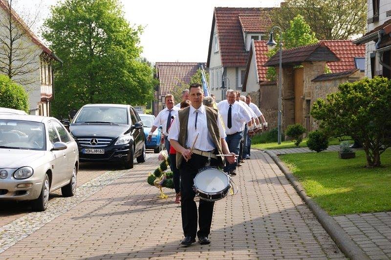 Maibaum in Obergebra gesetzt