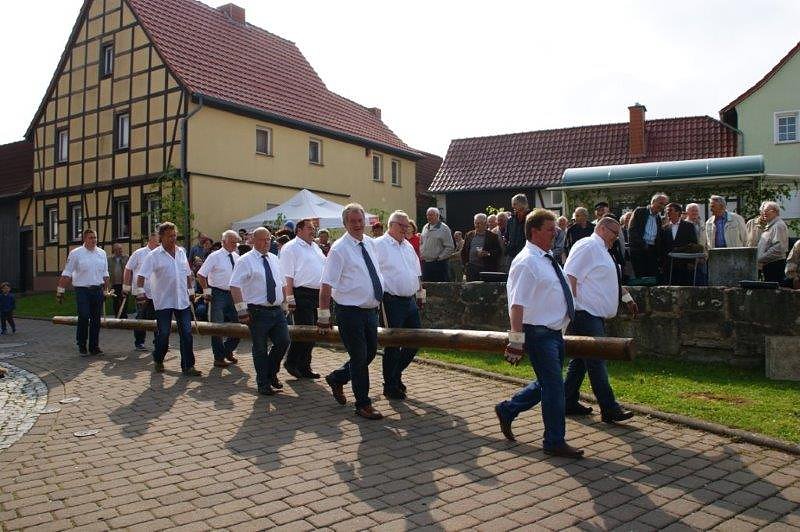 Maibaum in Obergebra gesetzt