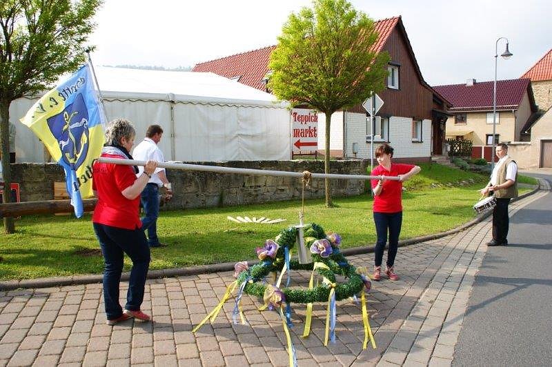 Maibaum in Obergebra gesetzt