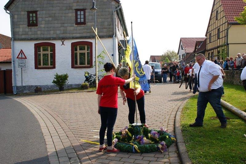 Maibaum in Obergebra gesetzt