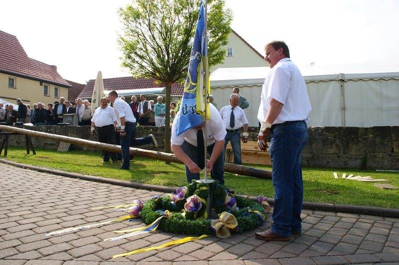 Maibaum in Obergebra gesetzt