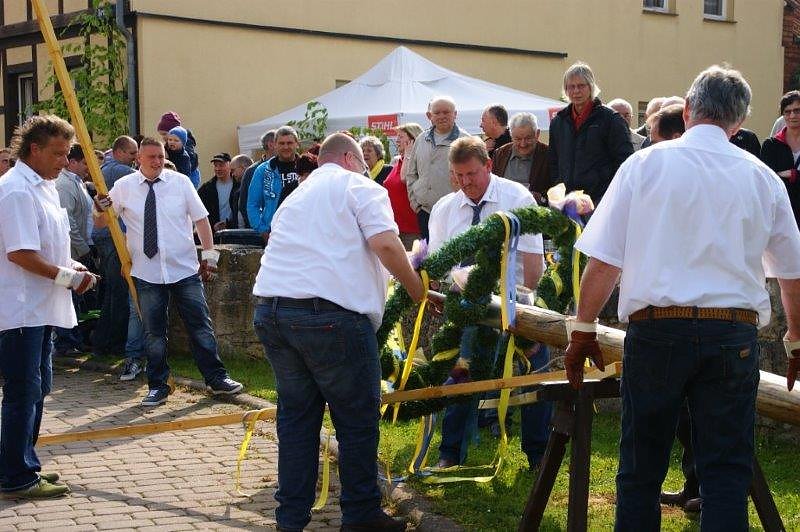 Maibaum in Obergebra gesetzt