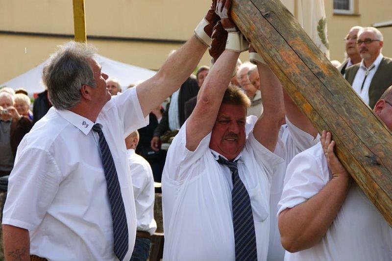 Maibaum in Obergebra gesetzt