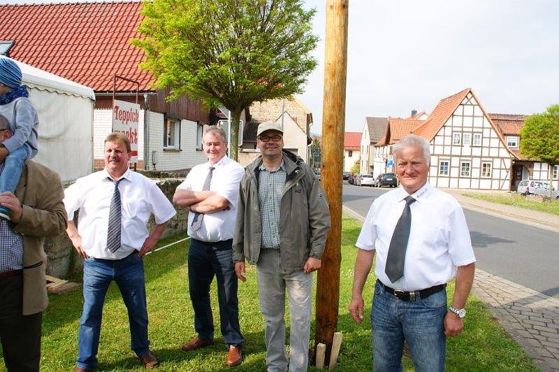 Maibaum in Obergebra gesetzt