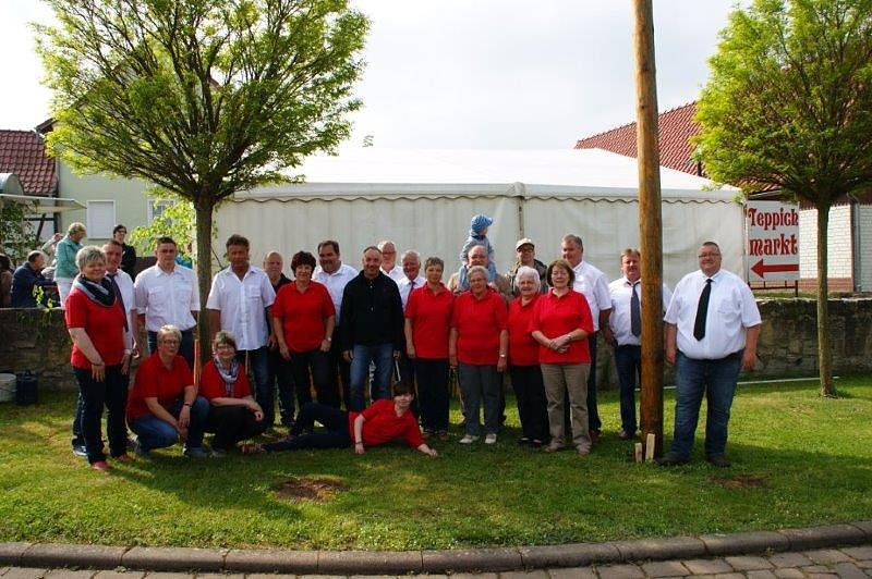 Maibaum in Obergebra gesetzt