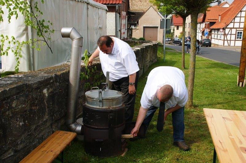 Maibaum in Obergebra gesetzt