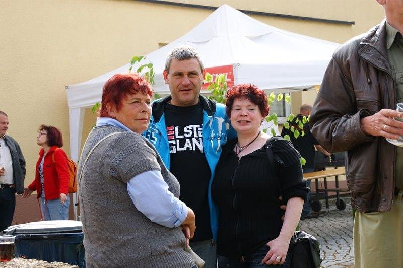 Maibaum in Obergebra gesetzt