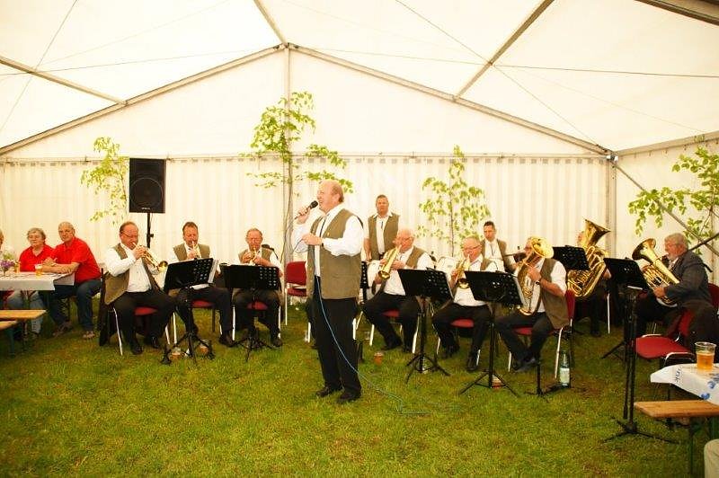 Maibaum in Obergebra gesetzt