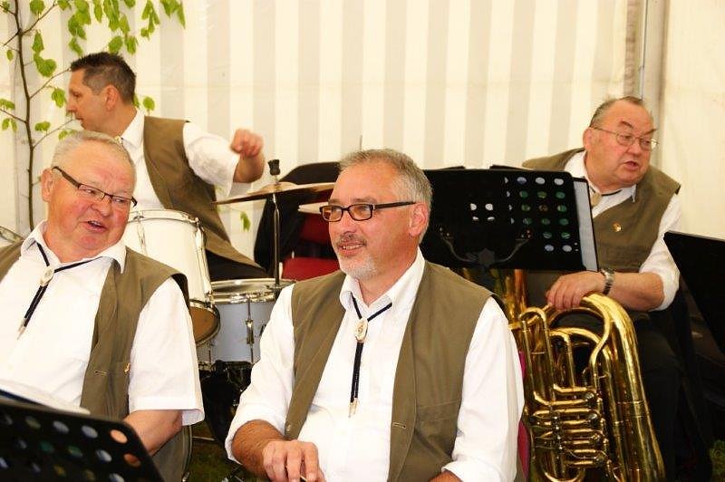 Maibaum in Obergebra gesetzt