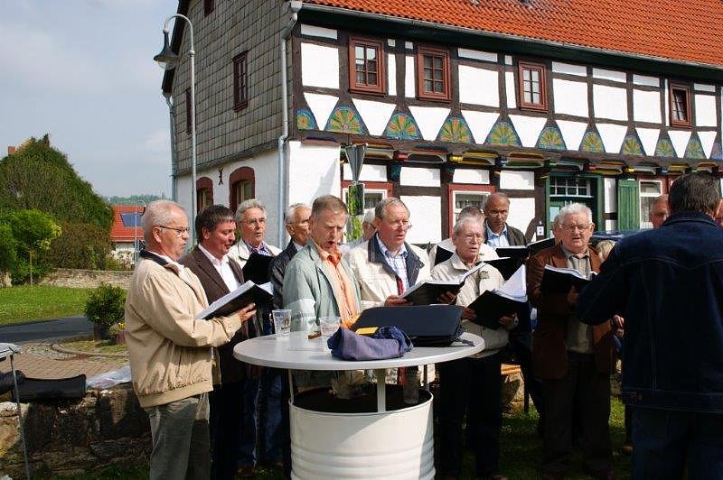 Maibaum in Obergebra gesetzt