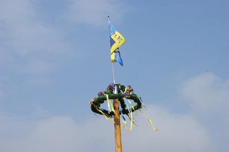 Maibaum in Obergebra gesetzt