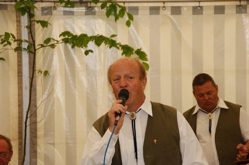 Maibaum in Obergebra gesetzt