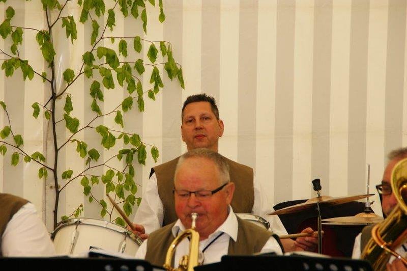 Maibaum in Obergebra gesetzt