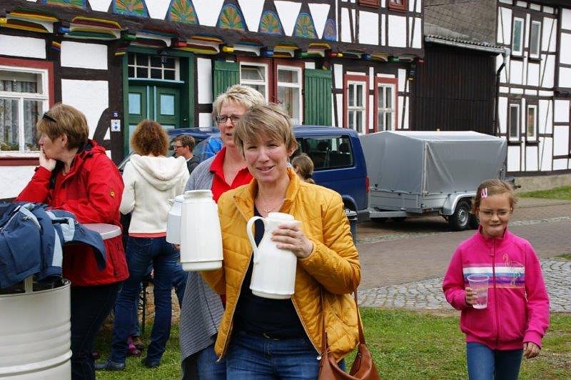 Maibaum in Obergebra gesetzt