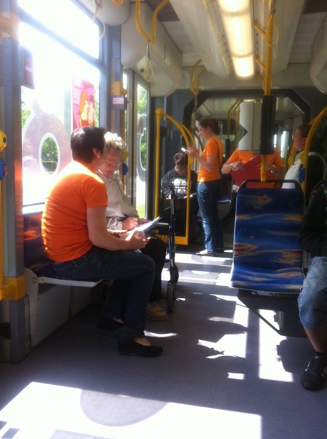 Hebammen in der Stra&szlig;enbahn