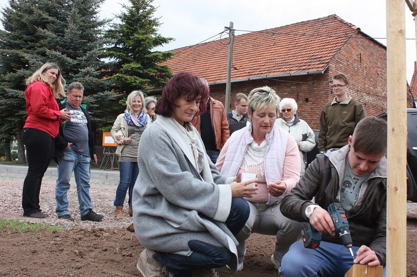  Frau Winkler-K&ouml;hler, Ortsteilb&uuml;rgermeisterin von Herreden, zusammen mit Frau und Herrn Keil, Wirtsleute der ortsans&auml;ssigen Gastst&auml;tte, beteiligten sich an einem Baumstandort an der Neugestaltung.