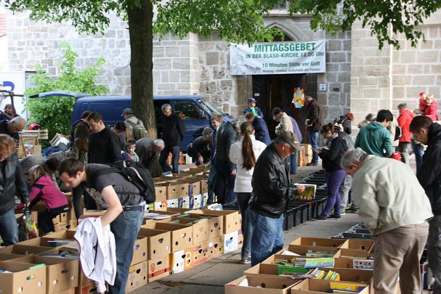 B&uuml;chermarkt des KILA auf dem Blasiikirchplatz