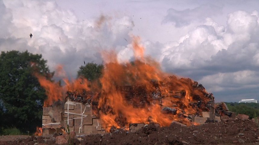 Dekonstruktion mit Feuer