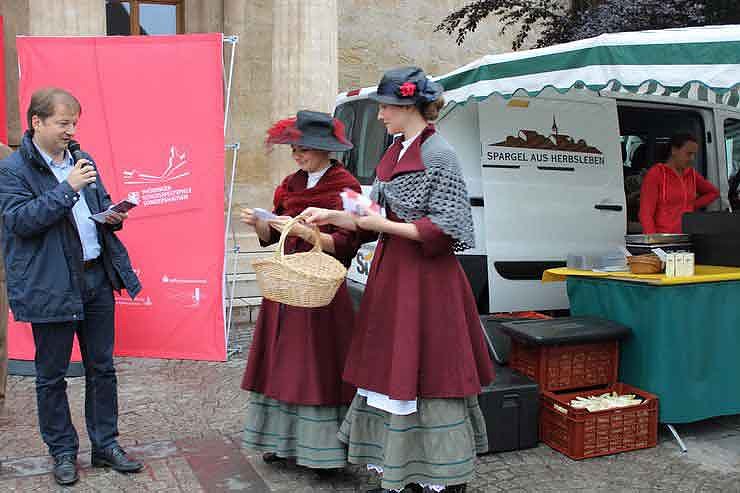 Blumenm&auml;dchen trifft Marktfrau