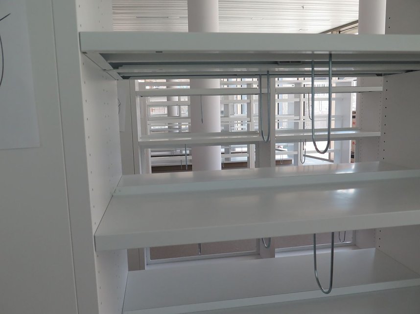 Besuch im B&uuml;rgerhaus: Diese Regale sind noch leer.