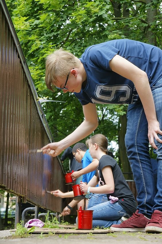 Gemeinsam den Pinsel schwingen: Moritz, Stella, Heiko und drei weiter Humboldt-Sch&uuml;ler verpassen dem Holz auf dem Rothleimm&uuml;hlen-Gel&auml;nde einen neuen Anstrich.