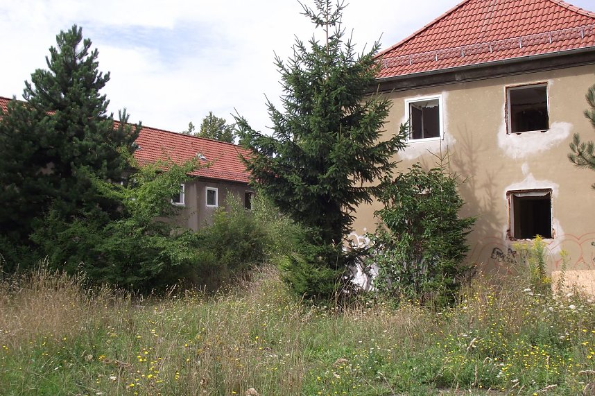 Gut zu erkennen sind die neu eingedeckten D&auml;cher mit hochwertigen Ziegeln und mit Schneef&auml;ngern versehen. Links die erneuerten hellen Fensterumrahmungen.