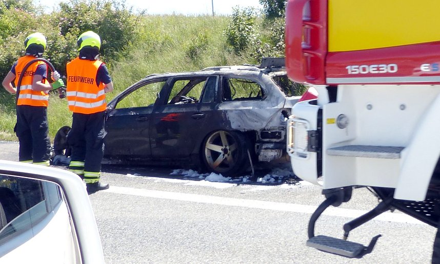Ausgebranntes Auto auf der A 38