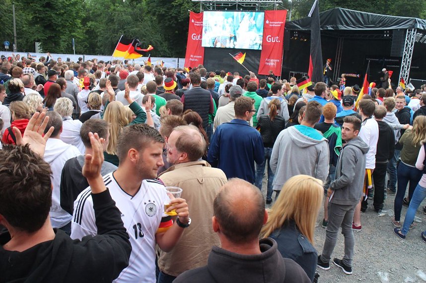 Erstes Public Viewing im Parkschloss
