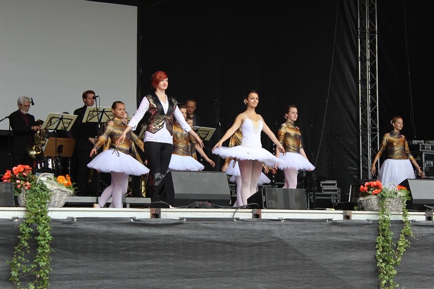 Die Eleven des Tanzstudios Radeva auf dem Rolandsfest