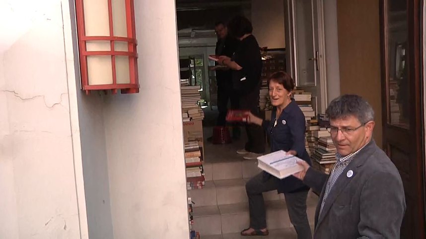 B&uuml;cherkette zum Umzug der Bibliothek