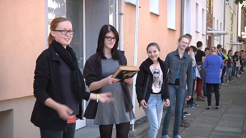 B&uuml;cherkette zum Umzug der Bibliothek